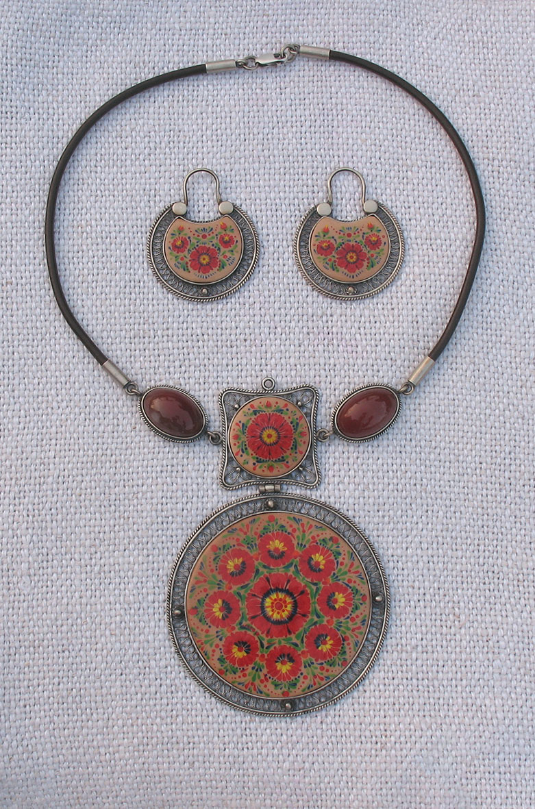 Гарнітур «Сонячний». 2012. Нейзильбер, дерево, халцедони, шкіра, філігрань, розпис